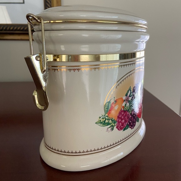 Collectable VTG Knotts Berry Farm Oval Ceramic Cookie Jar Snap Rubber Seal Lid - Picture 2 of 10